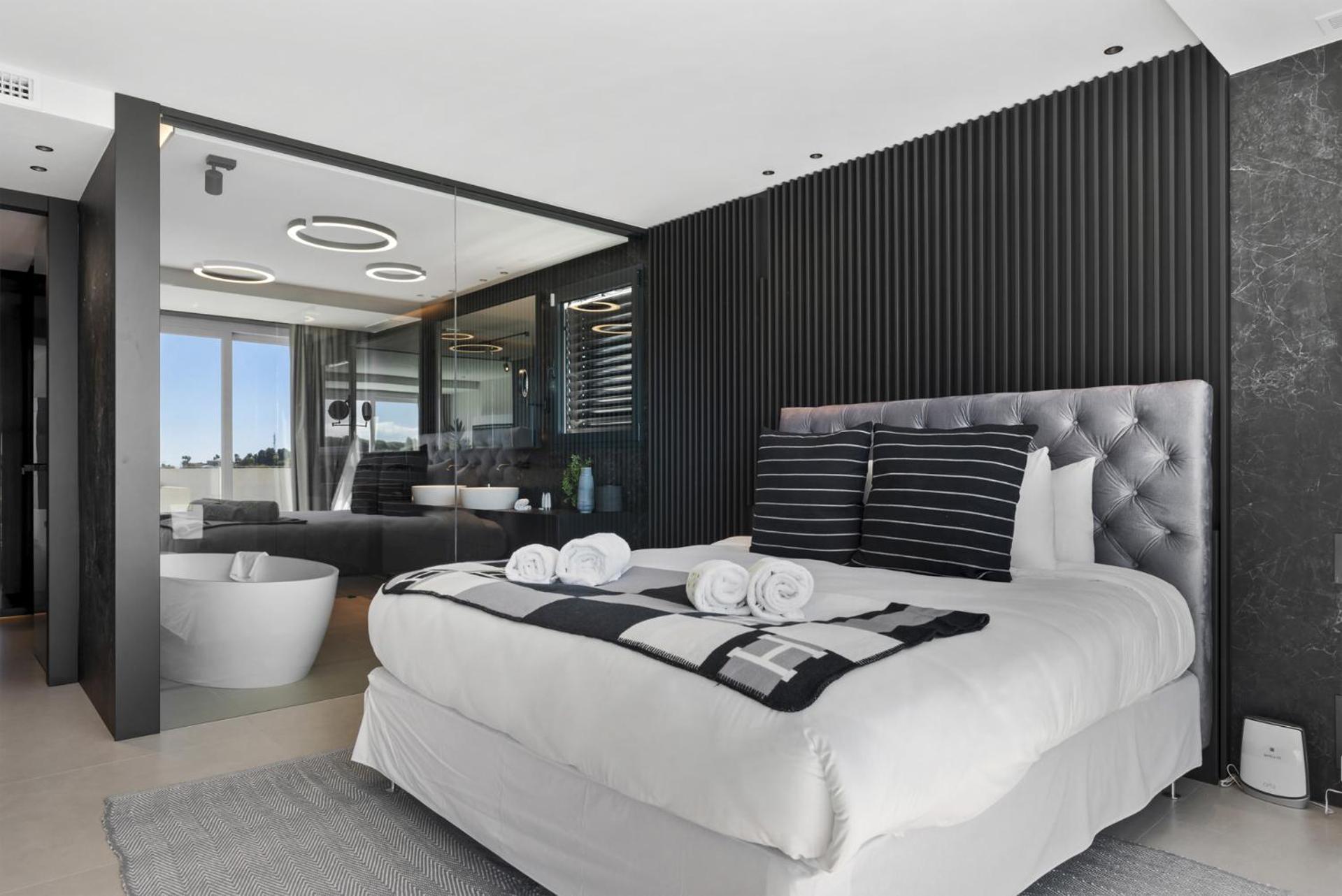 Vivi Homes -villa Carat Pool, Cinema, Golf & Terrace Villa Estepona