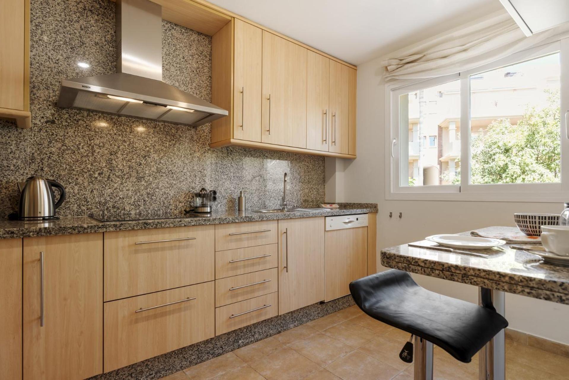 Vivi Homes - Toscana Luxury, Views, Pool & Terrace Apartment *