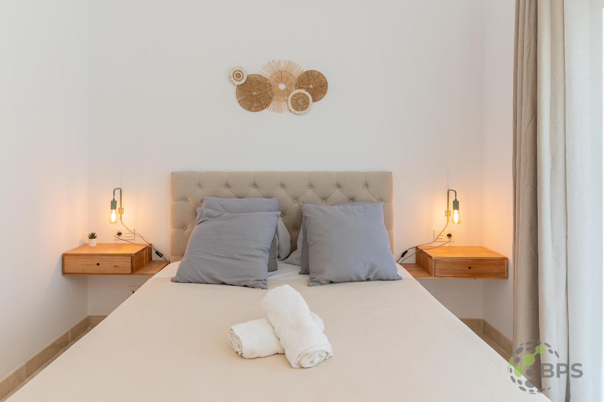 Luxurious-3-bed-penthouse-360-sea Views-263