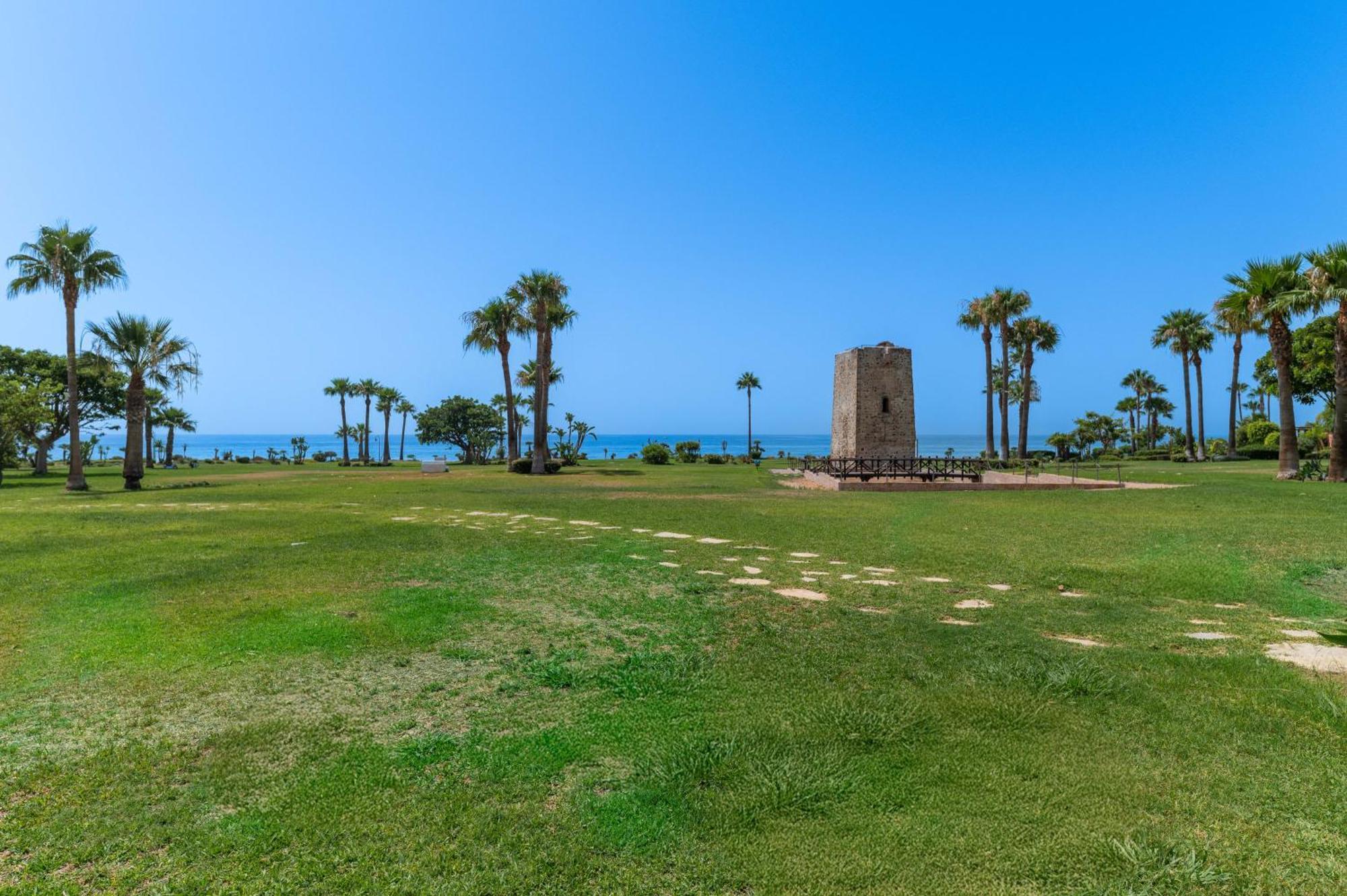 Holiday home Vacation Marbella I The Signature Penthouse, Sea View, Sauna, Private Heated Jacuzzi, Cutting-edge Amenities Estepona