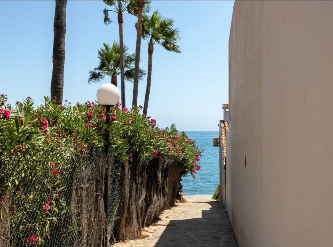 Appartement No1 - Beachfront Estepona, Close To Port, 2 Bedroom, 2 Bathroom, Sleeps 5