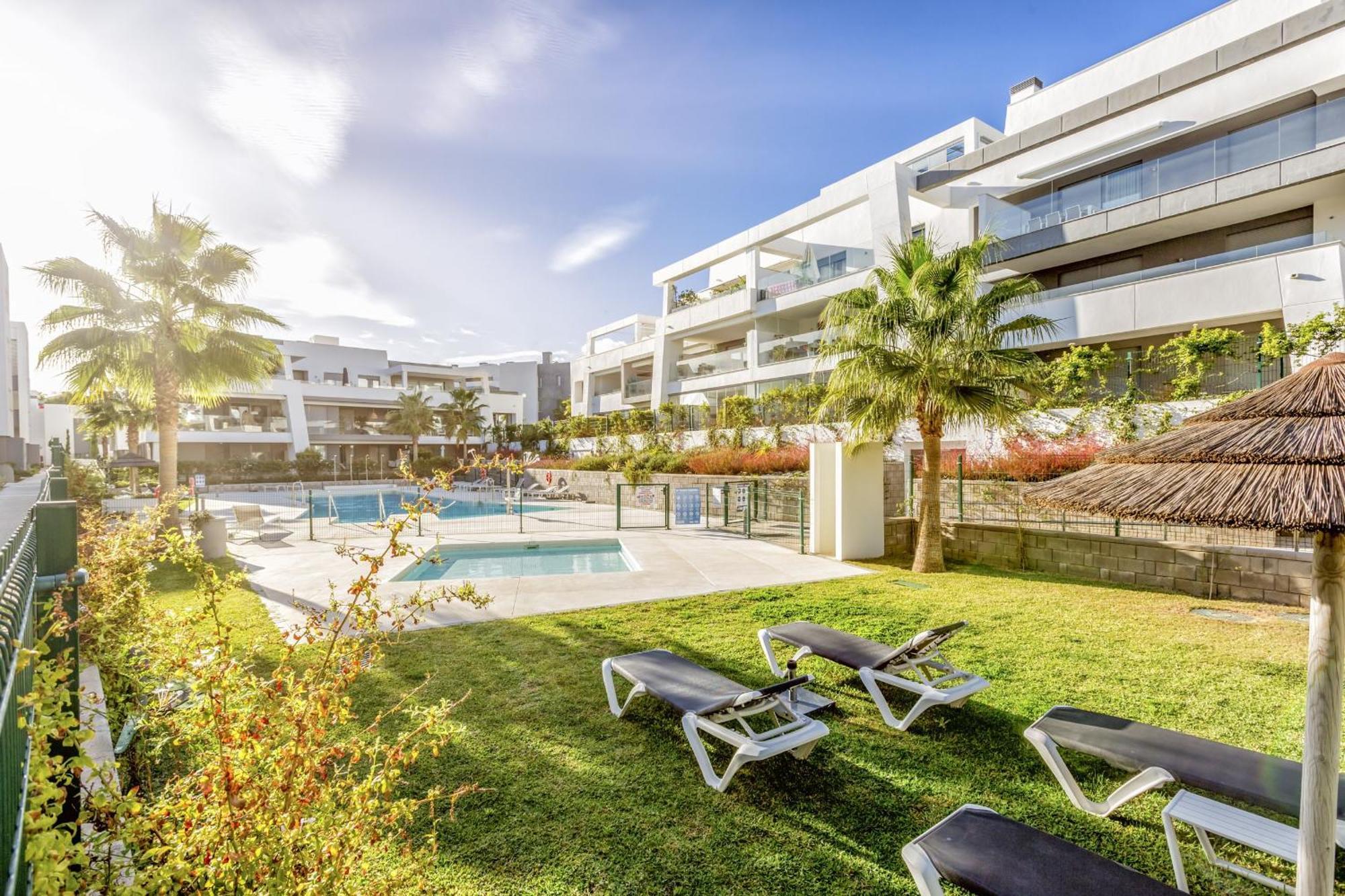 Vivi Homes - Sol Garden Pool, Terrace & Golf Apartment