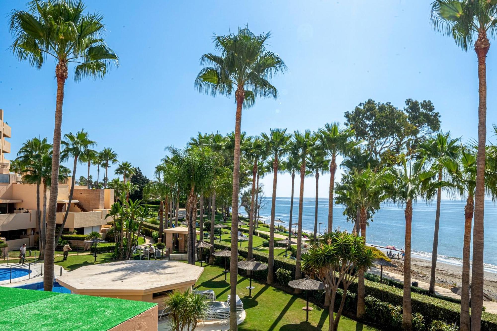 Beautiful Beachfront Apartment *