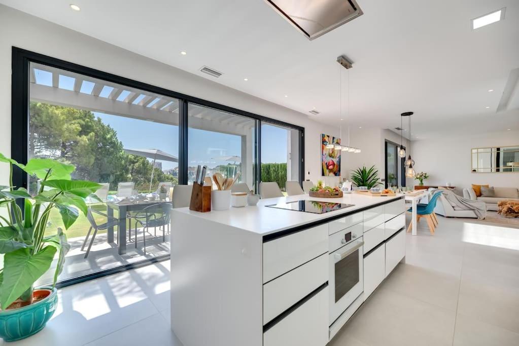 Villa New Luxury 4br Pool, Bbq Estepona