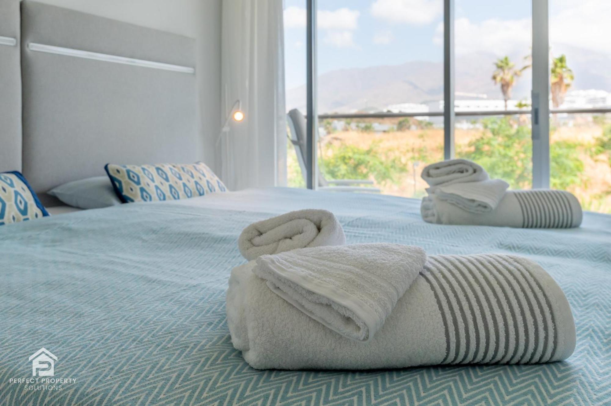 Edge Luxury Beachfront 3br, 3 Pools, Spa, Gym * Estepona