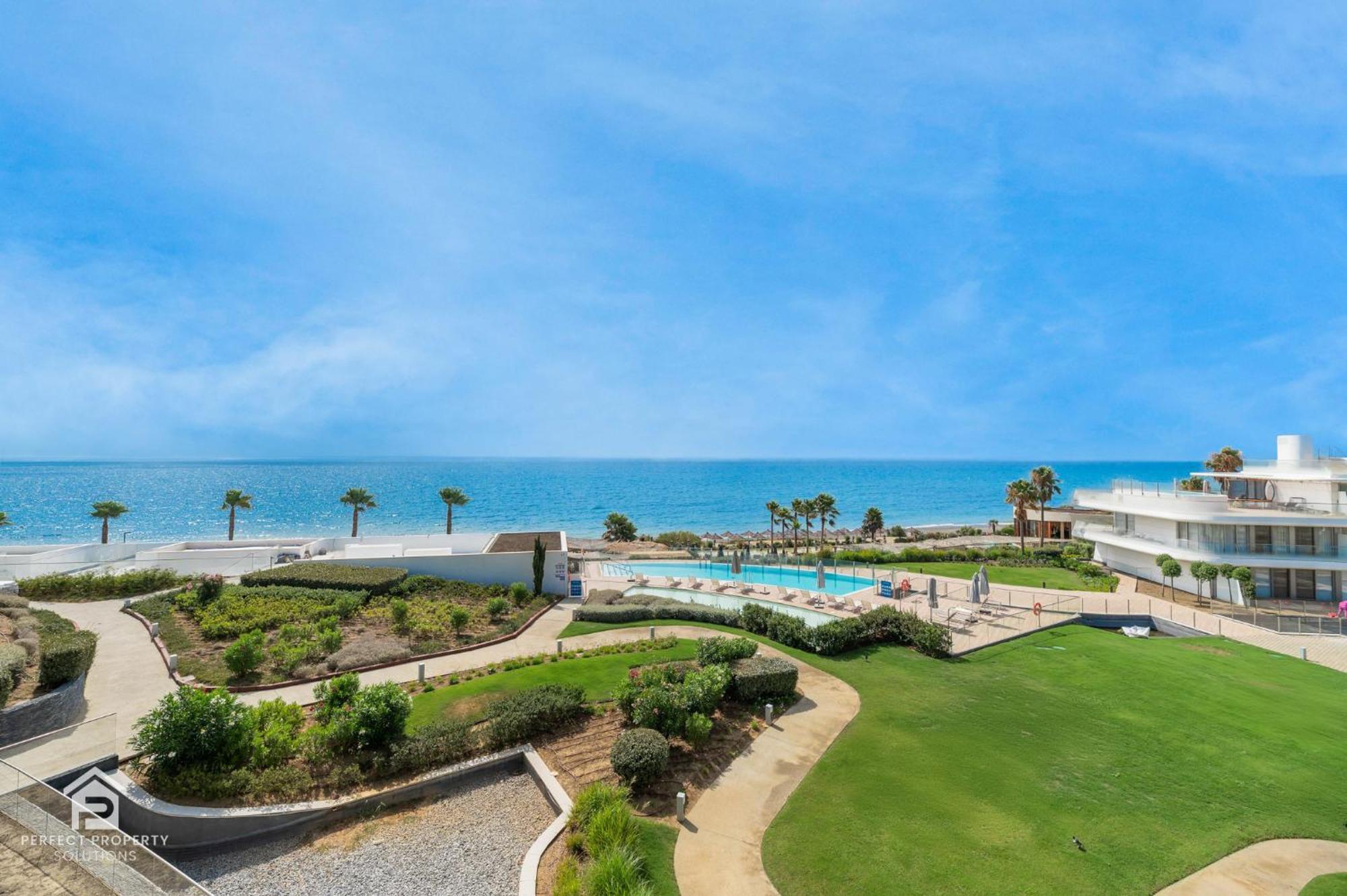 Edge Luxury Beachfront 3br, 3 Pools, Spa, Gym Apartment *
