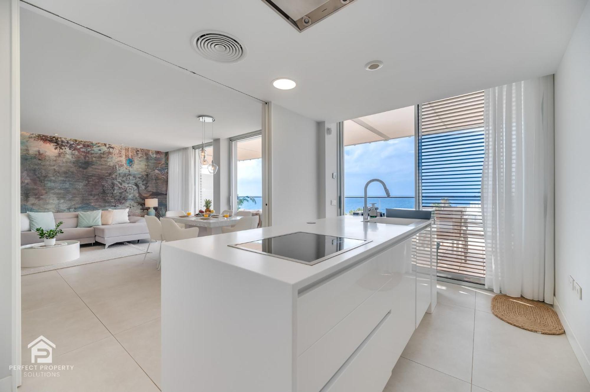 Edge Luxury Beachfront 3br, 3 Pools, Spa, Gym * Estepona