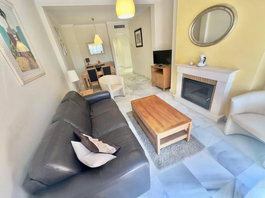 Apartment Lovely Two Bedroom Estepona