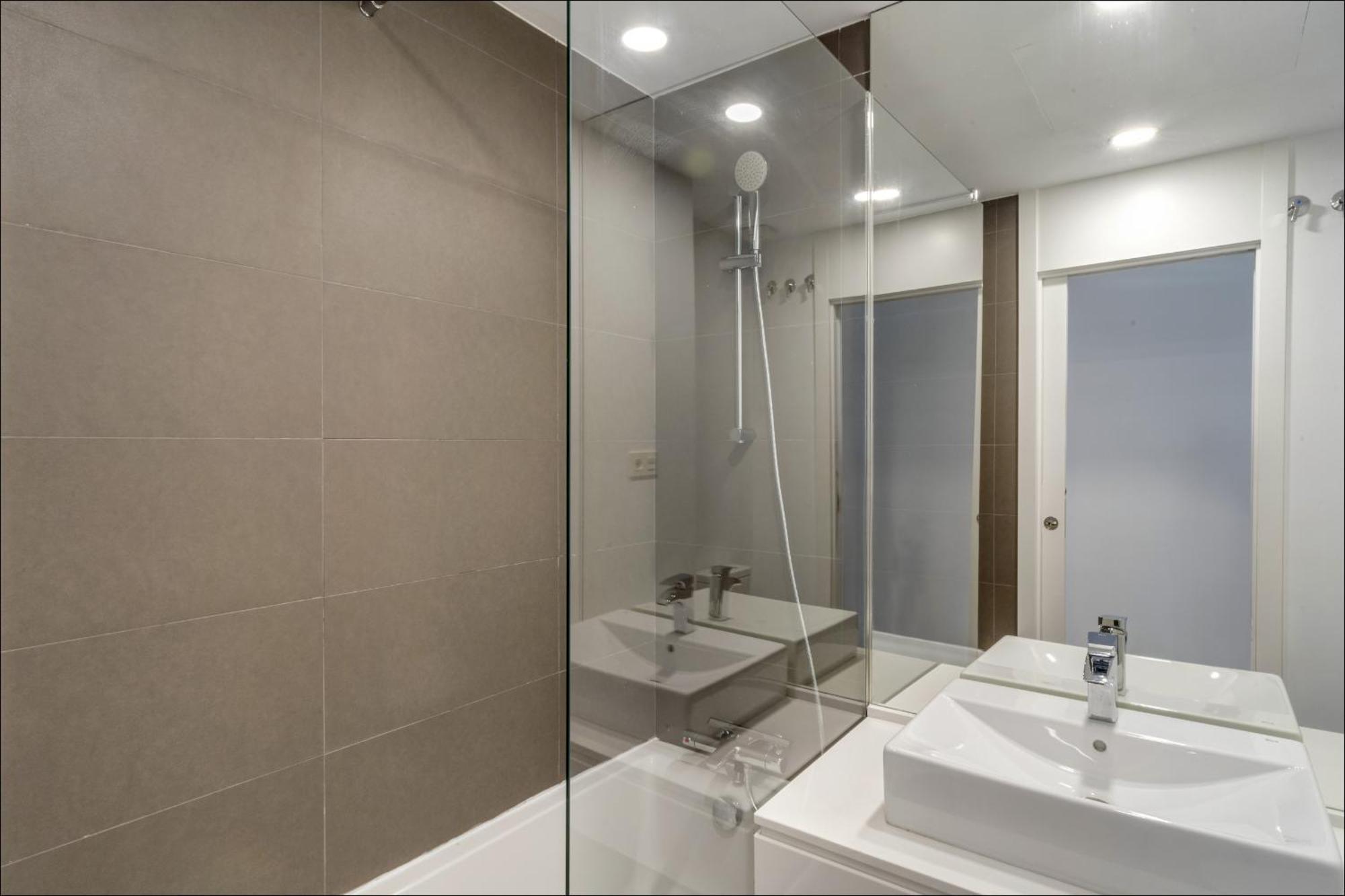 Oceana Views - 2 Bedroom Apartment *