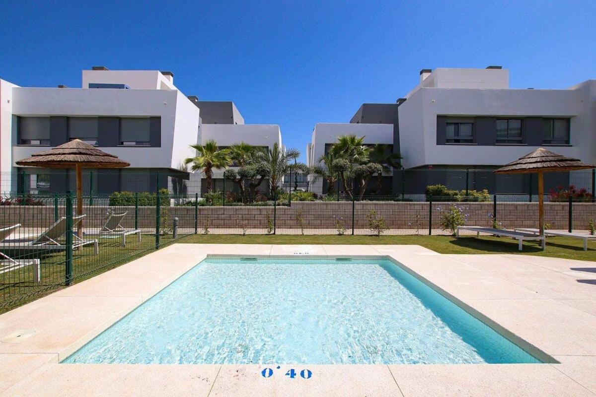 Vanian Gardens - 3br With Garden