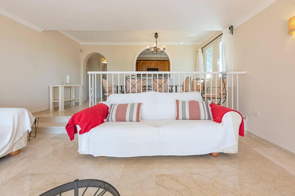 Spacious White Spanish Style House With Sea Views Apartment *