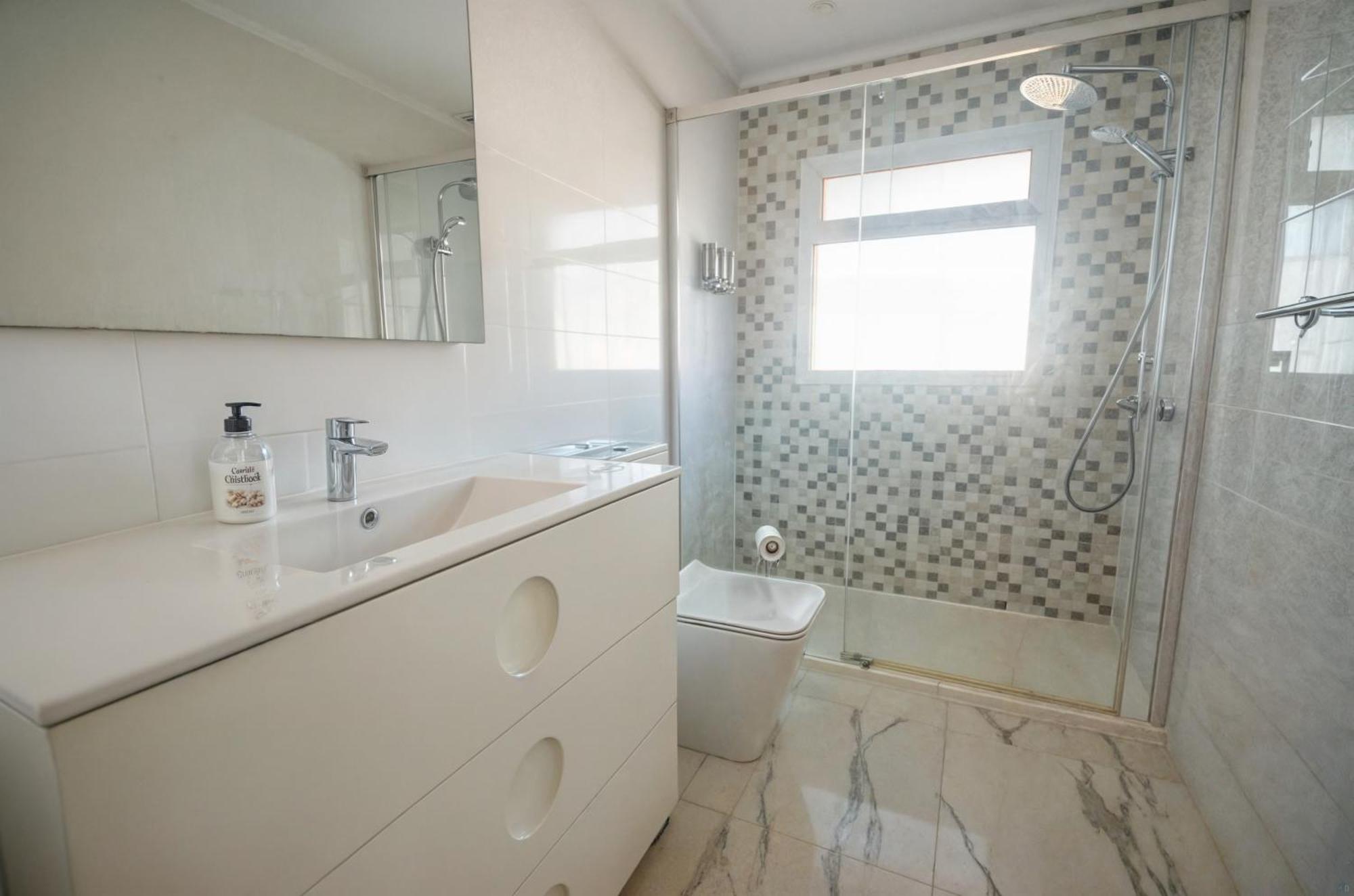 Villa Luna- Pool With Jacuzzi By The