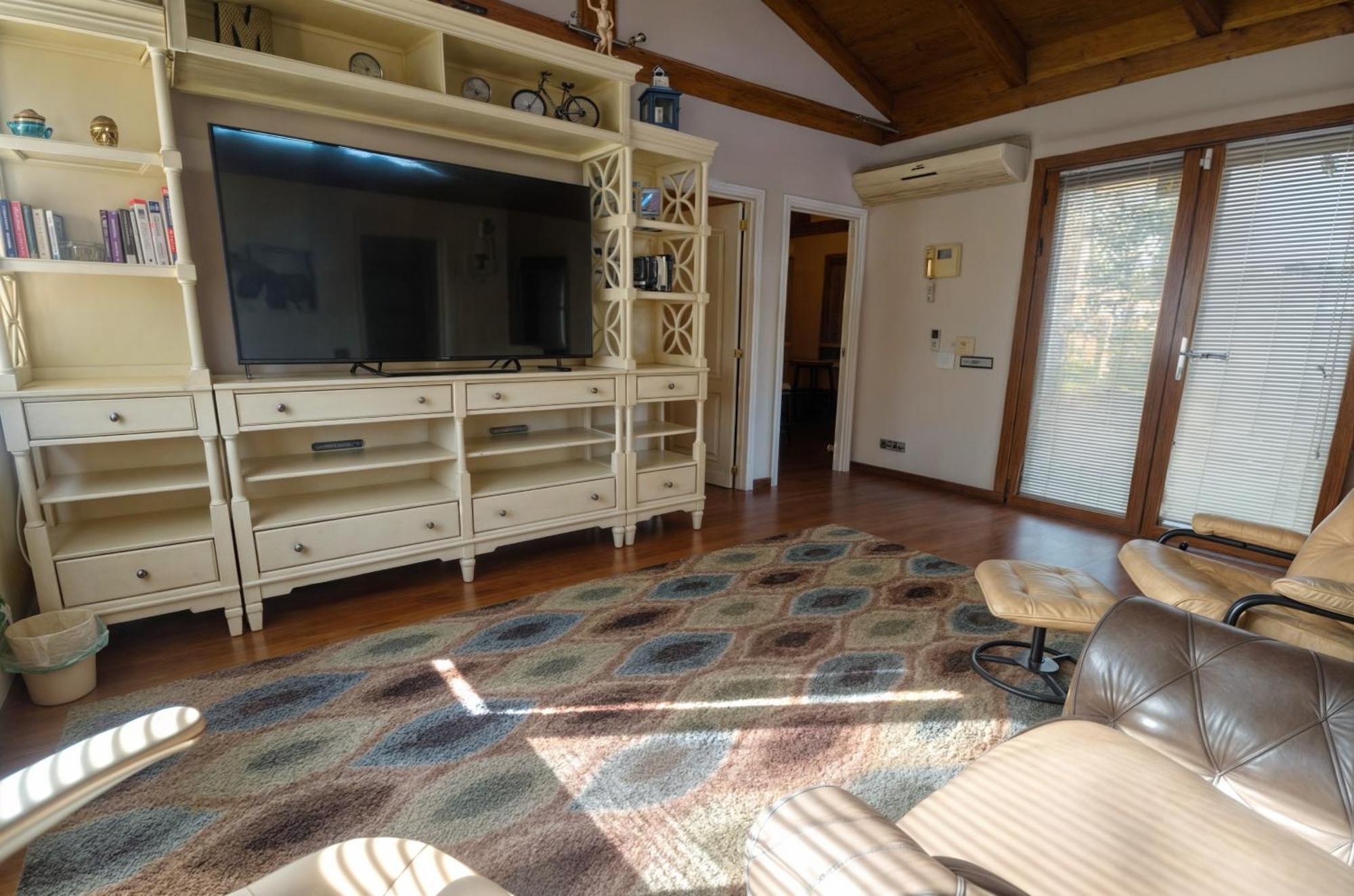 Villa Luna- Pool With Jacuzzi By The