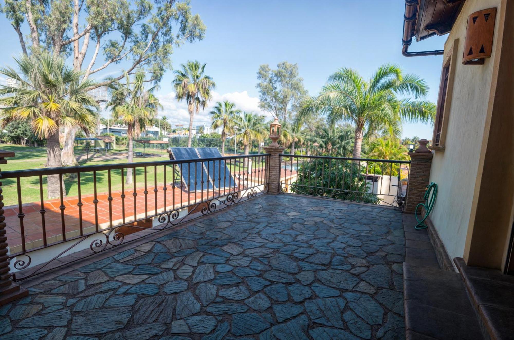 Villa Luna- Pool With Jacuzzi By The