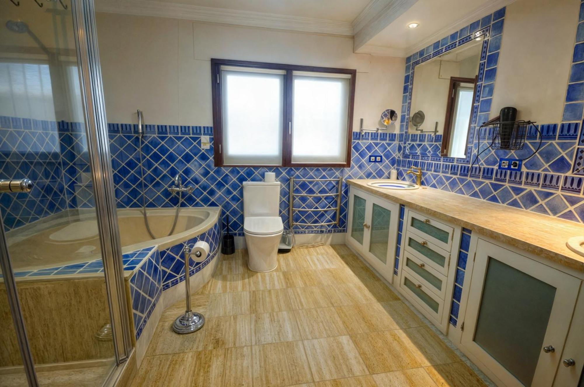 Luna- Pool With Jacuzzi By The Estepona