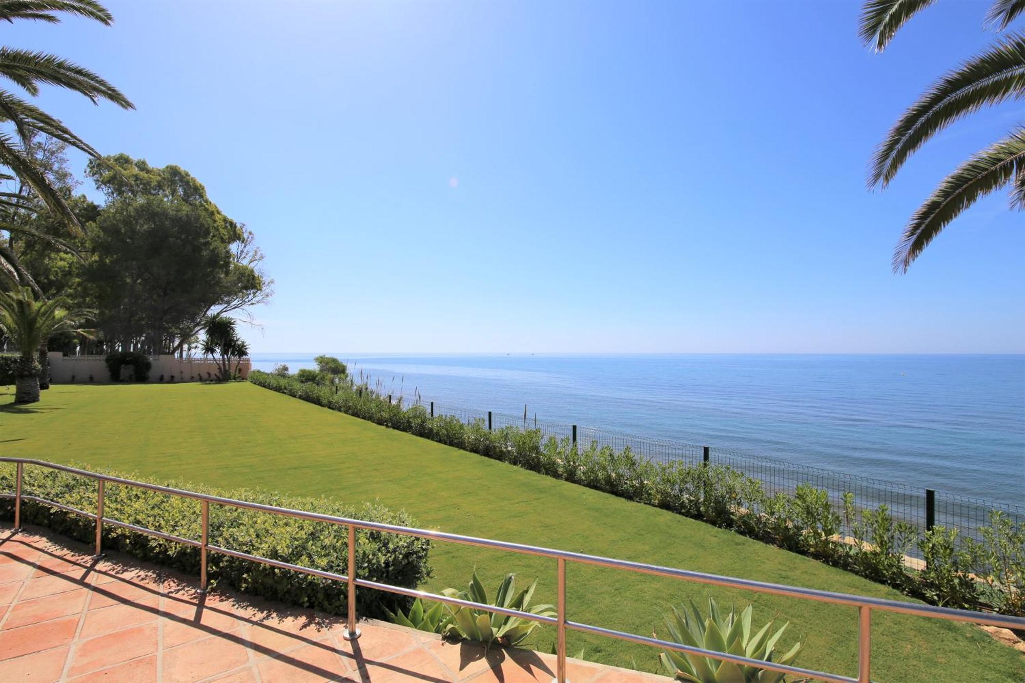 East Beachfront Townhouse Lunimar * Estepona