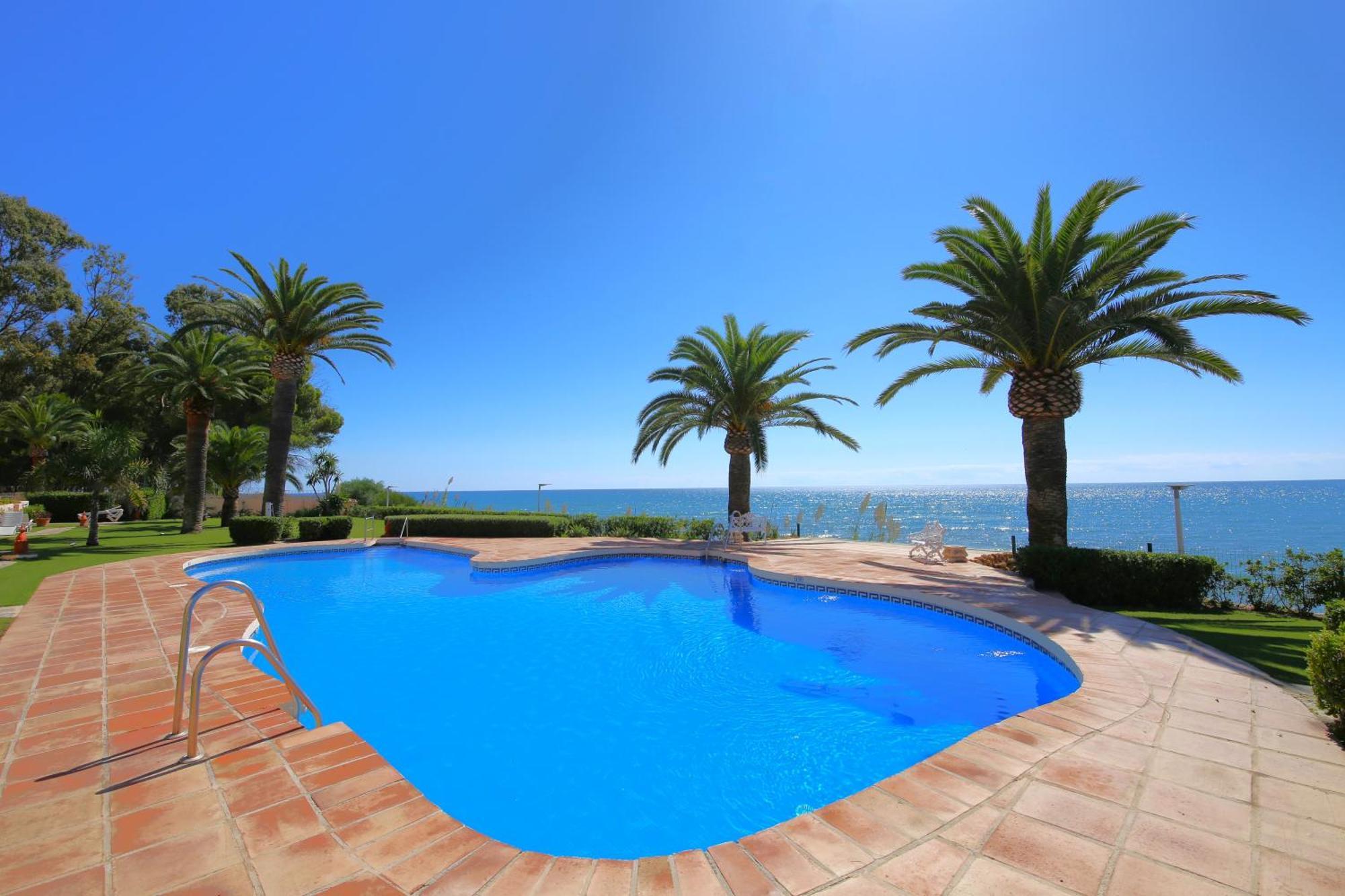 East Beachfront Townhouse Lunimar * Estepona