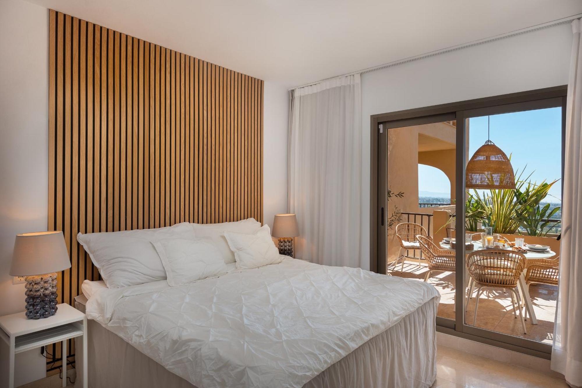 Elegant 3-bedroom With Incredible Sea Views Apartment *
