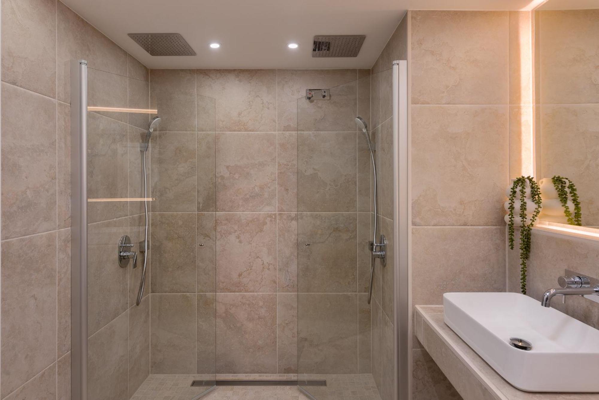 Elegant 3-bedroom With Incredible Sea Views *