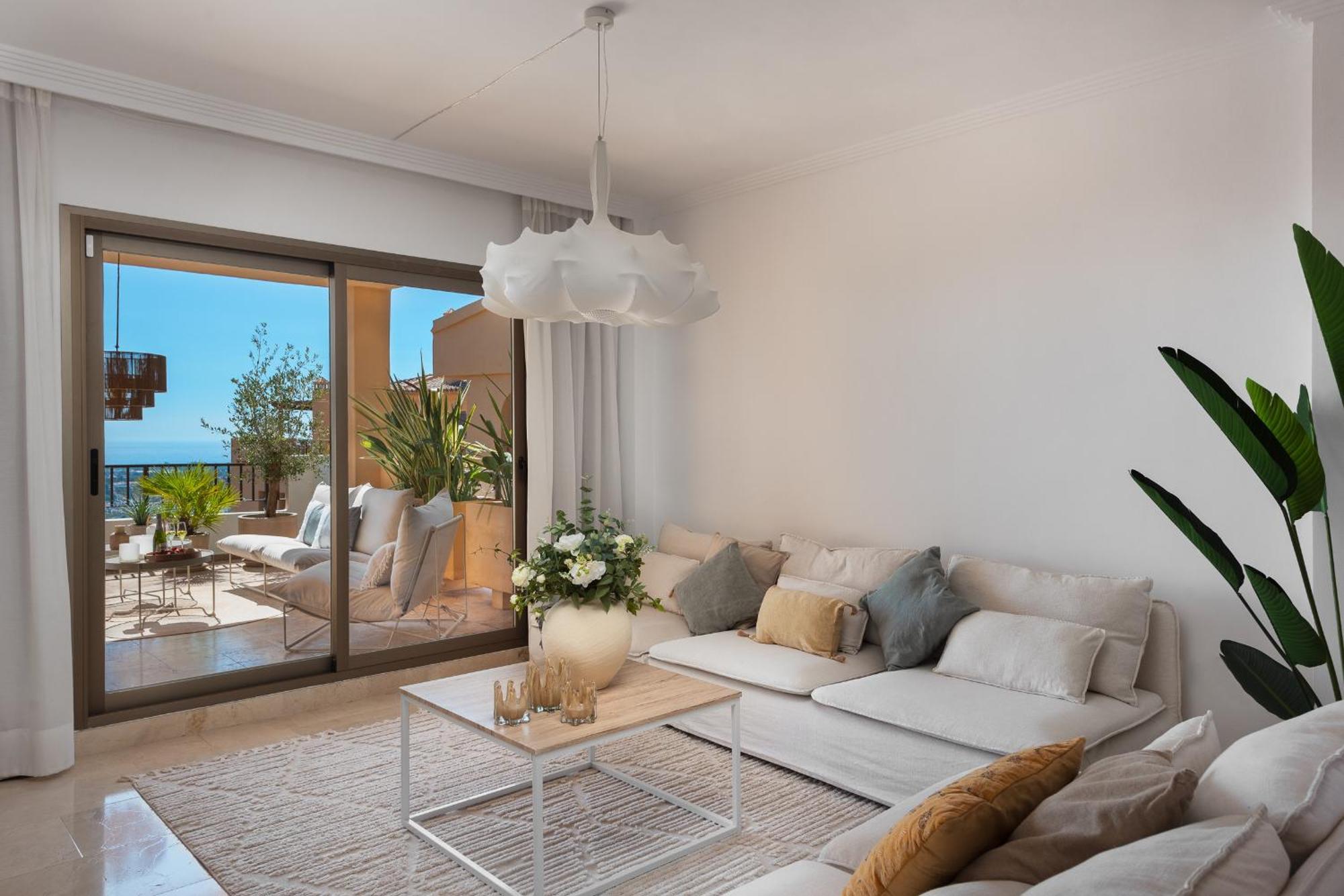 Elegant 3-bedroom With Incredible Sea Views Apartment