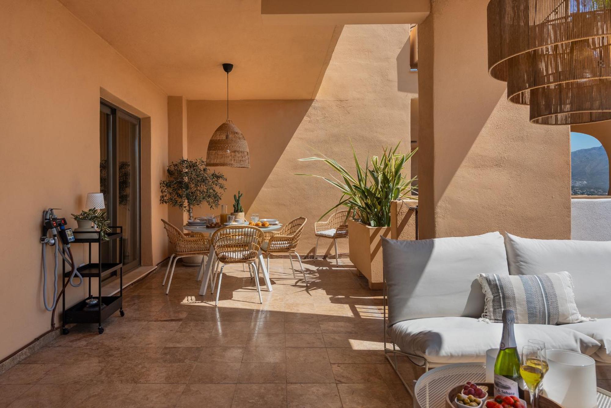 Elegant 3-bedroom With Incredible Sea Views Apartment *
