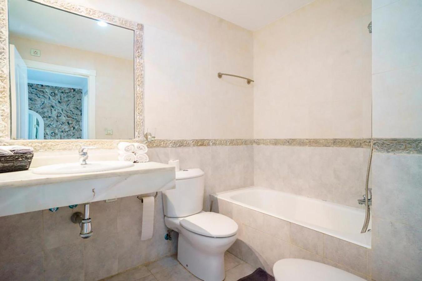 Stunning 3br In Hacienda Del Sol & Pool Apartment