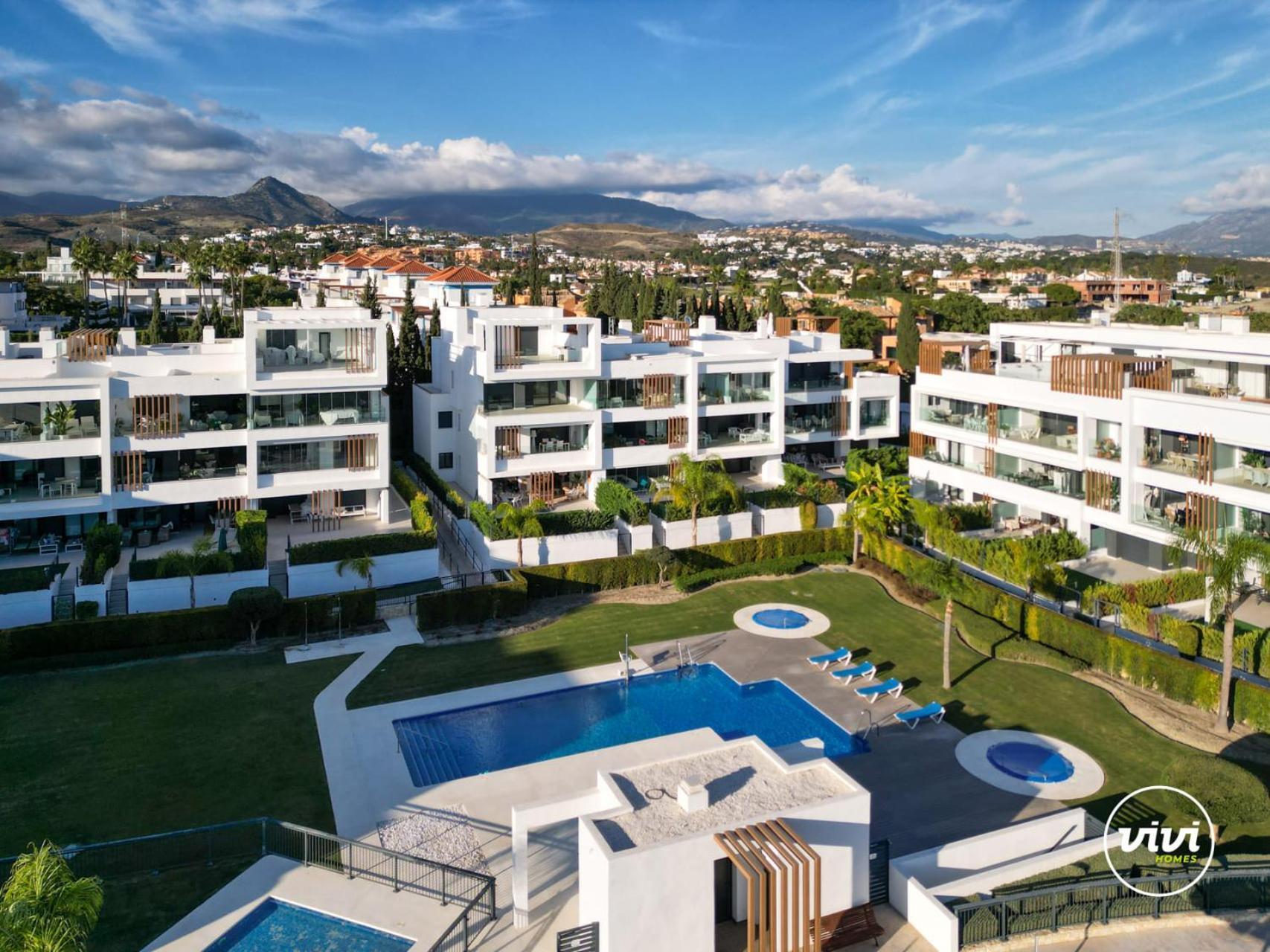 Vivi Homes - Sublime Close To The Beach, Garden, Pool & Hot Tub Estepona