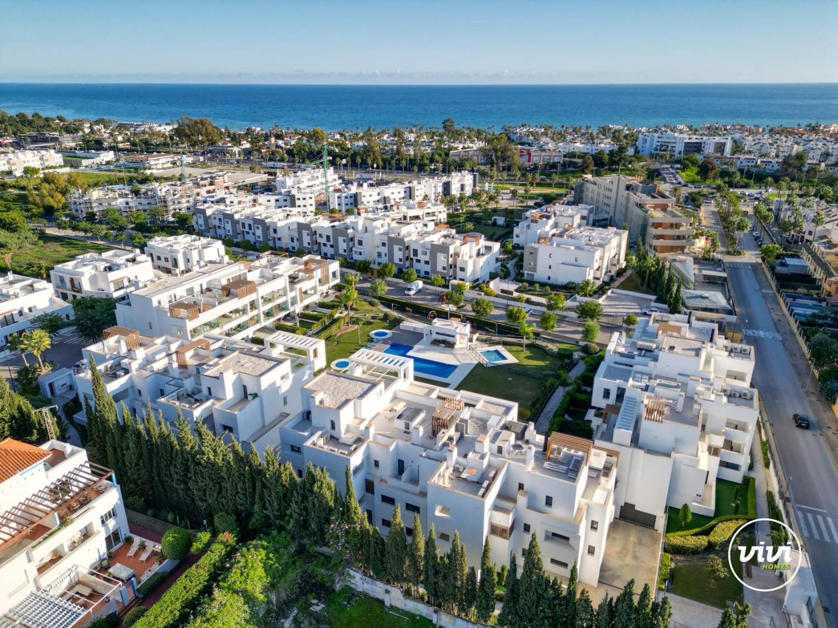 Vivi Homes - Sublime Close To The Beach, Garden, Pool & Hot Tub Apartment *