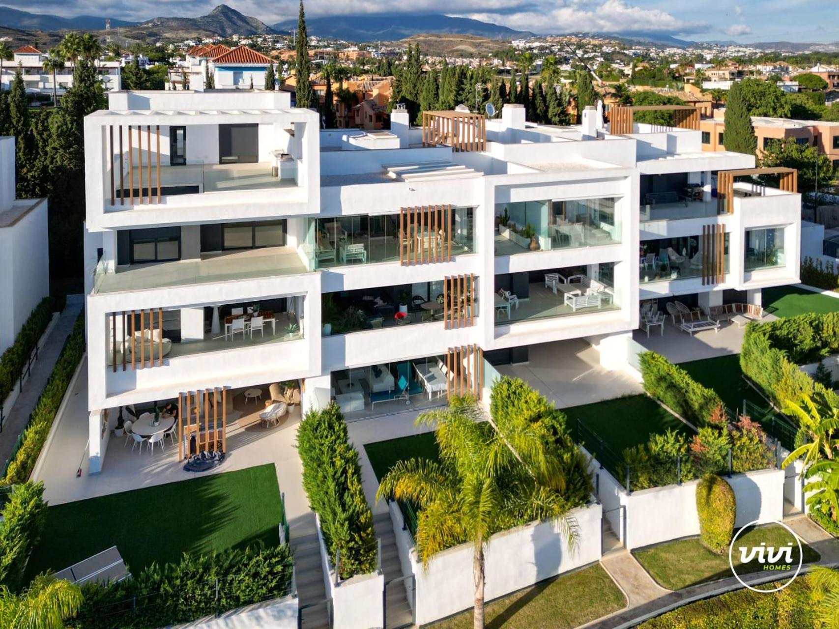 Vivi Homes - Sublime Close To The Beach, Garden, Pool & Hot Tub * Estepona