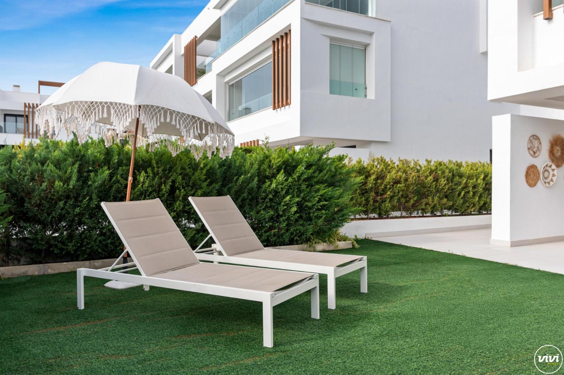 Vivi Homes - Sublime Close To The Beach, Garden, Pool & Hot Tub Apartment *