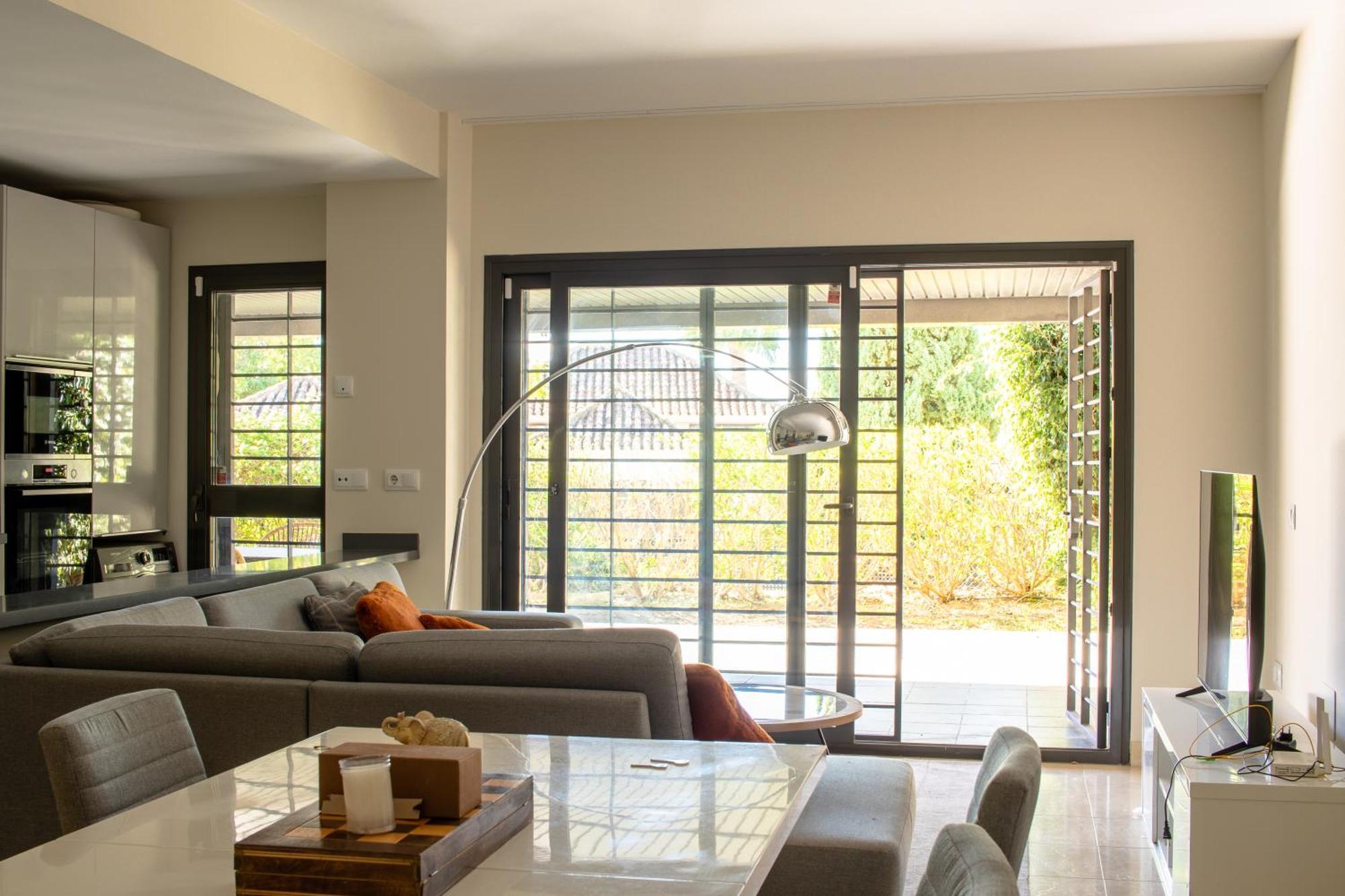 Bajo Encantador Y Familiar En Benahavis Apartment Estepona
