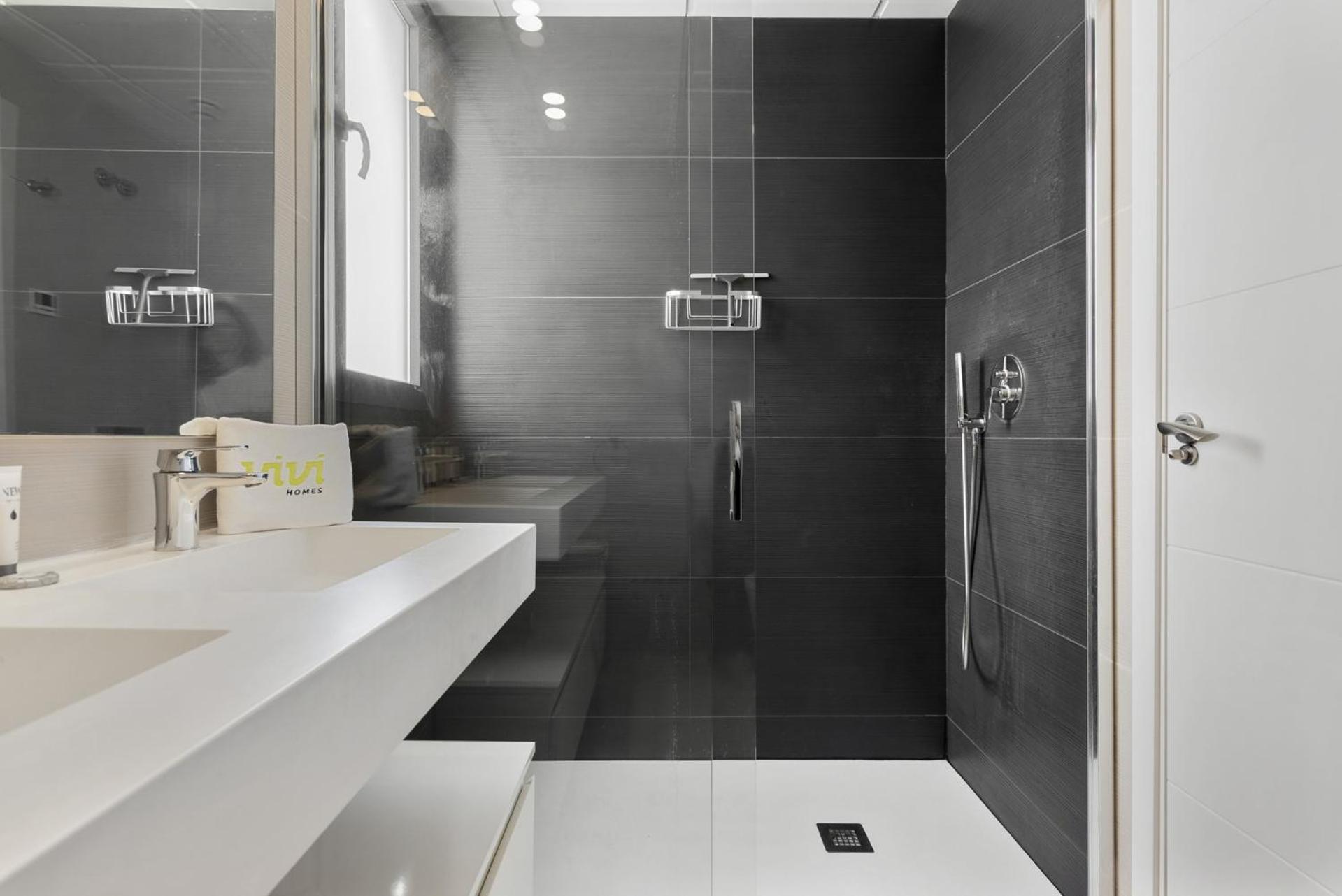 Vivi Homes - Sublime Close To The Beach, Garden, Pool & Hot Tub *