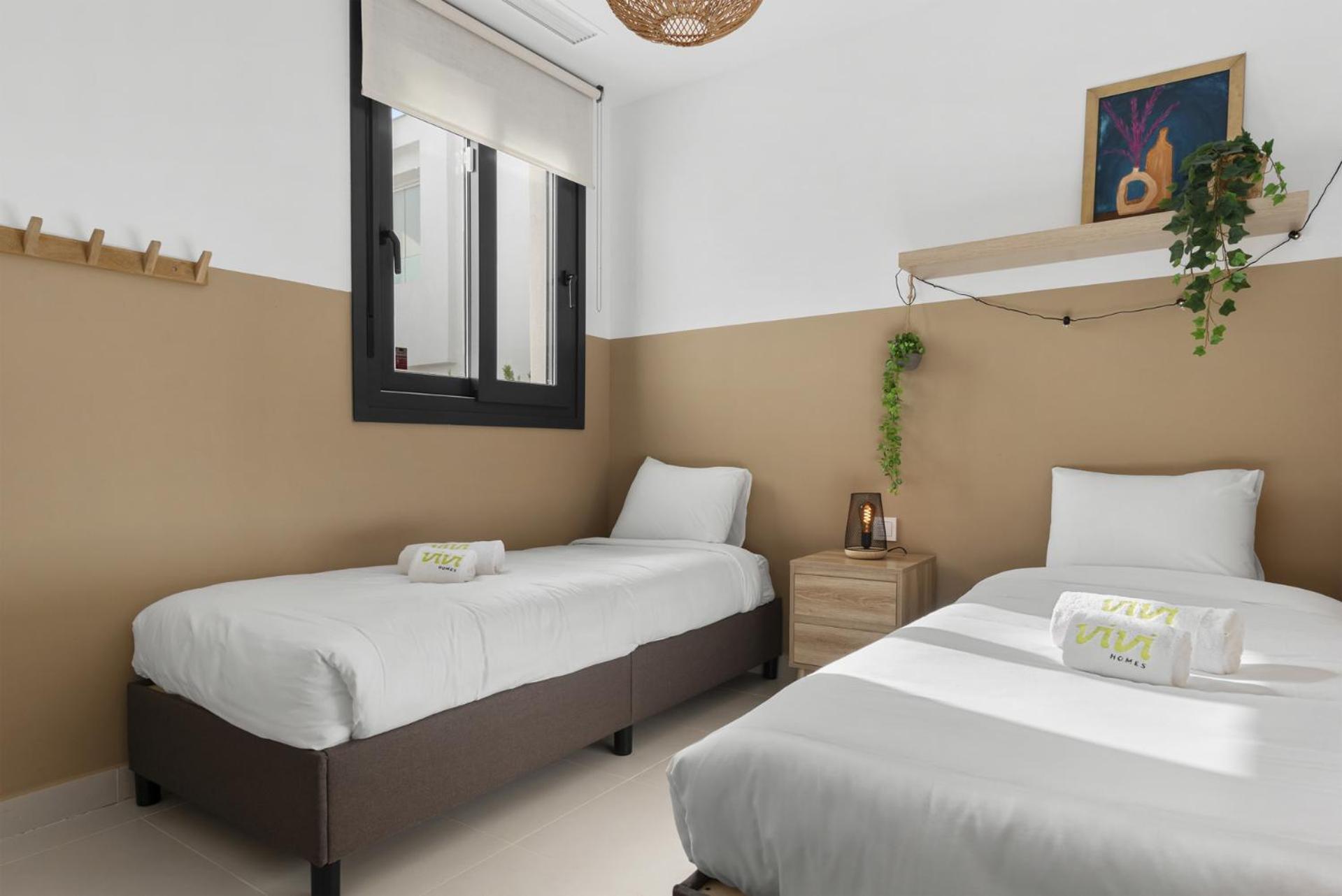 Vivi Homes - Sublime Close To The Beach, Garden, Pool & Hot Tub Apartment
