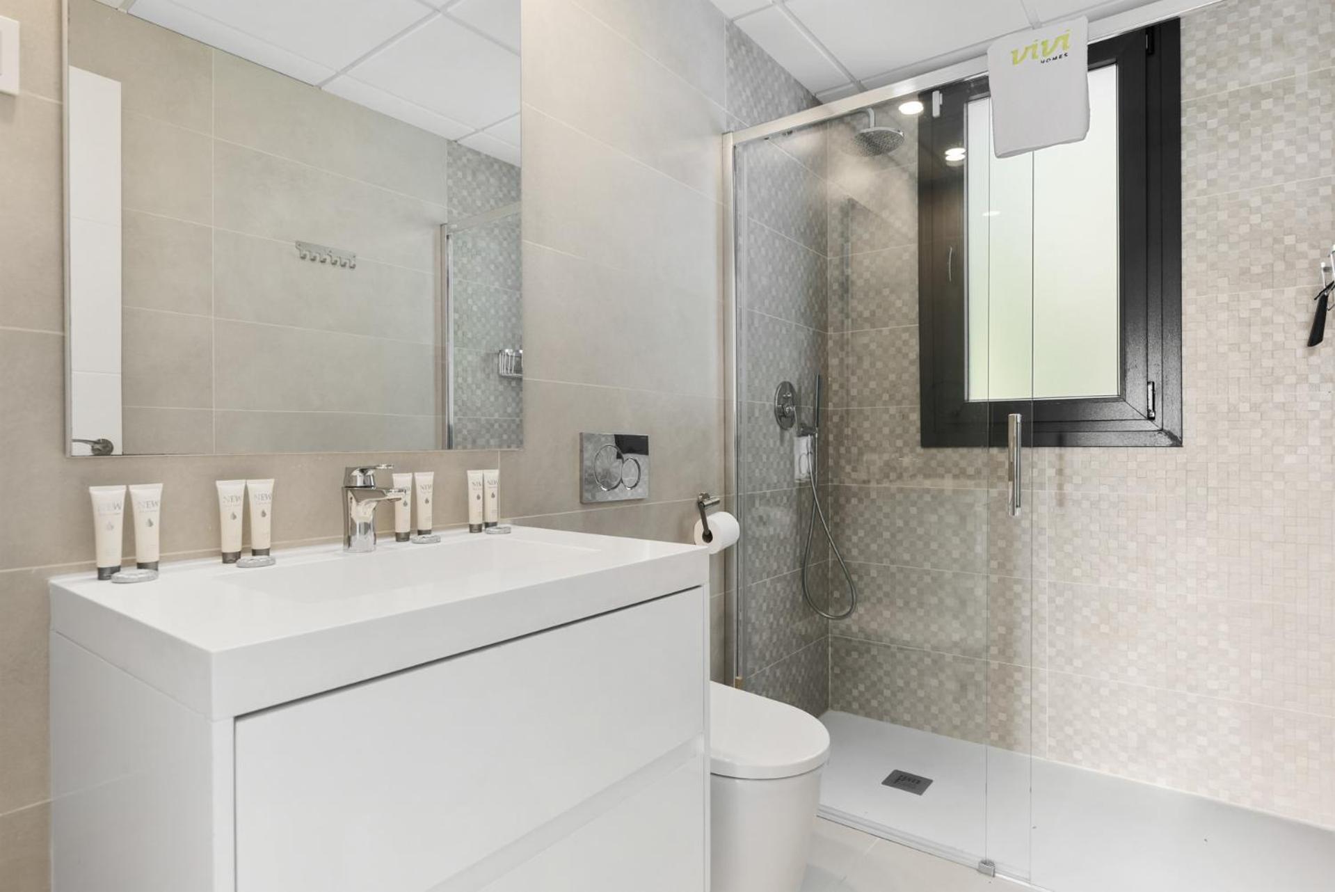 Vivi Homes - Sublime Close To The Beach, Garden, Pool & Hot Tub *