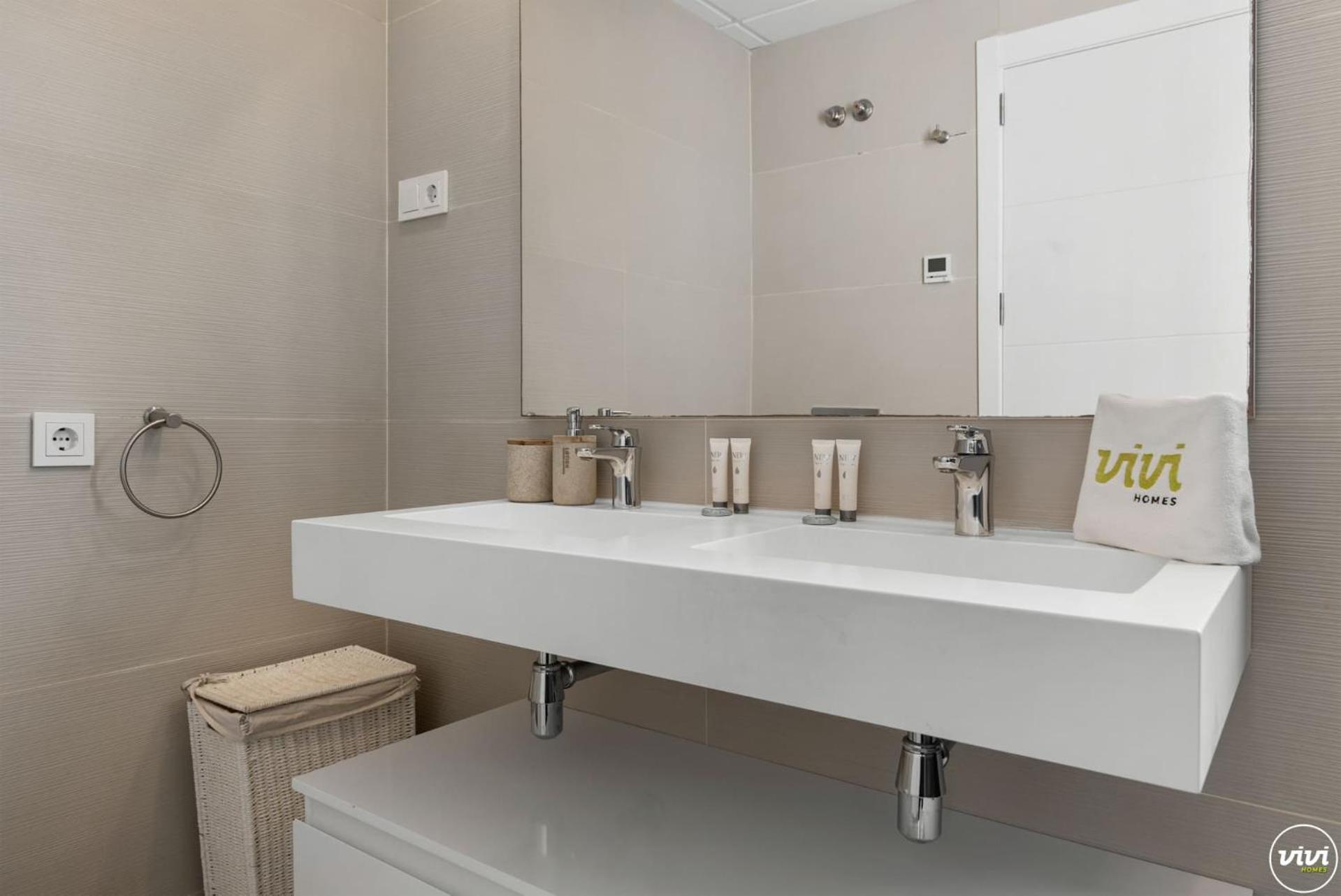 Vivi Homes - Sublime Close To The Beach, Garden, Pool & Hot Tub * Estepona