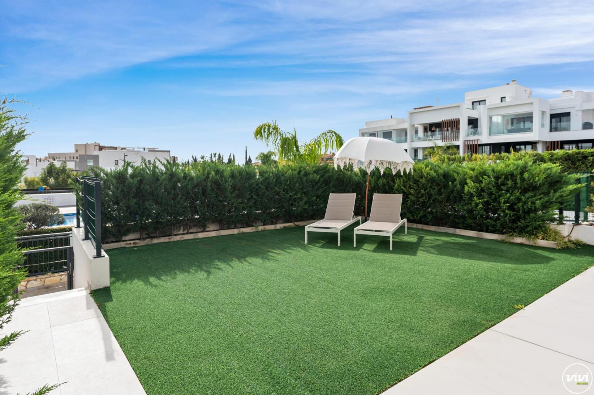 Vivi Homes - Sublime Close To The Beach, Garden, Pool & Hot Tub Estepona
