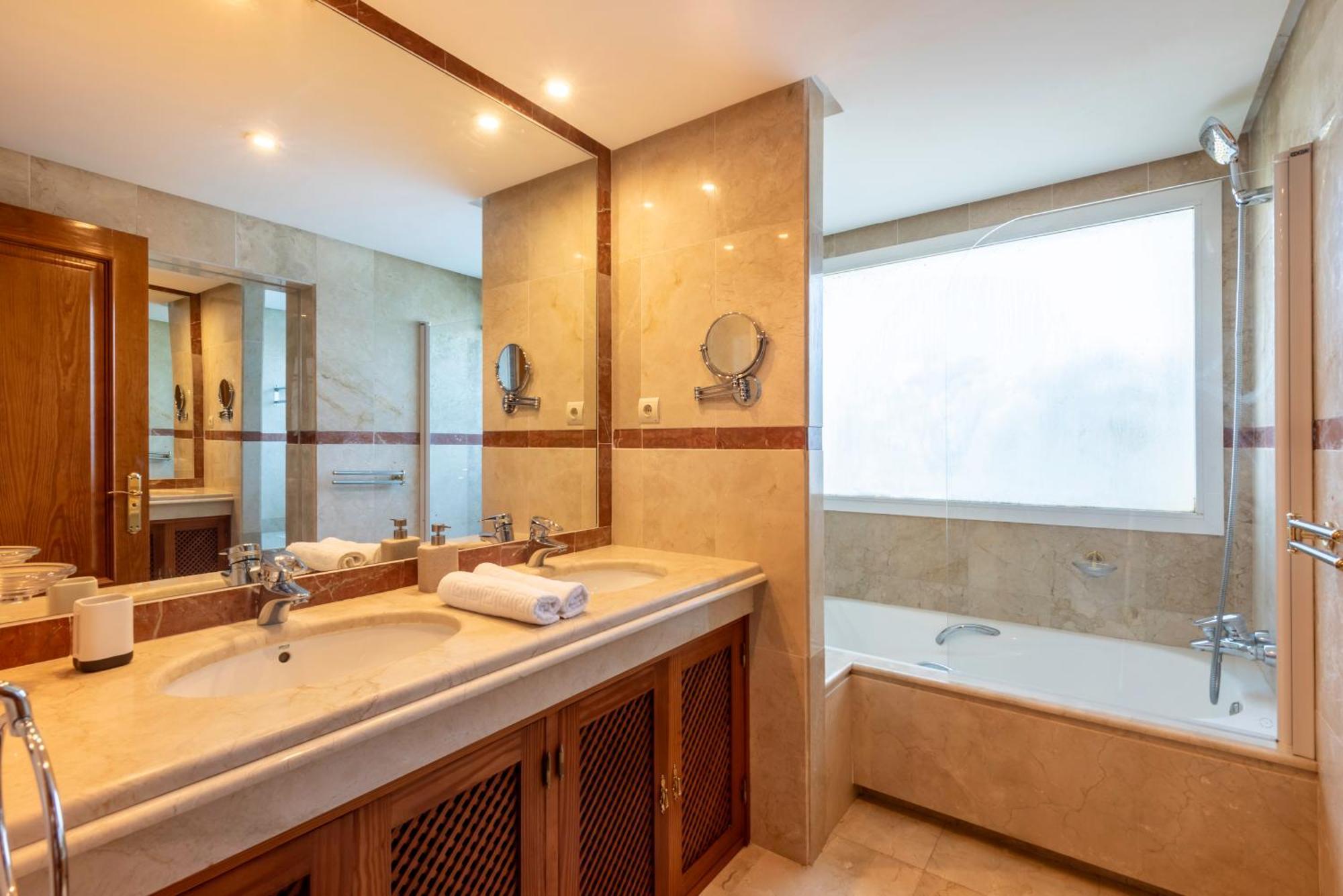 Afrodite - Frontline Apartment Estepona