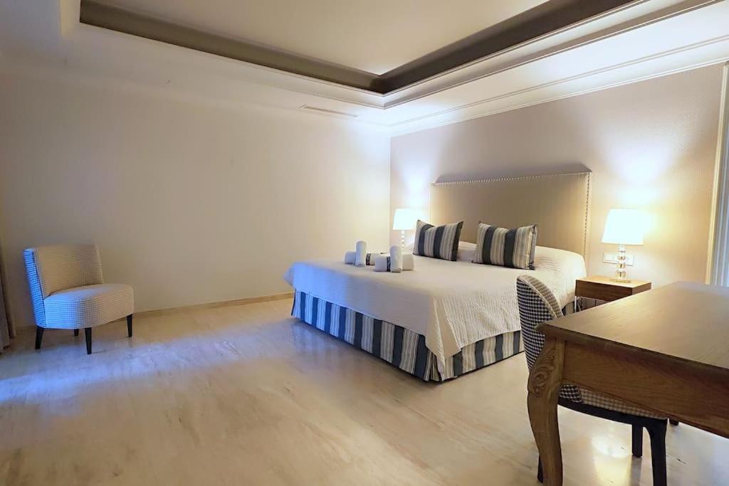 Villa 10 Bedroom Palace Huge Garden, Sea View!