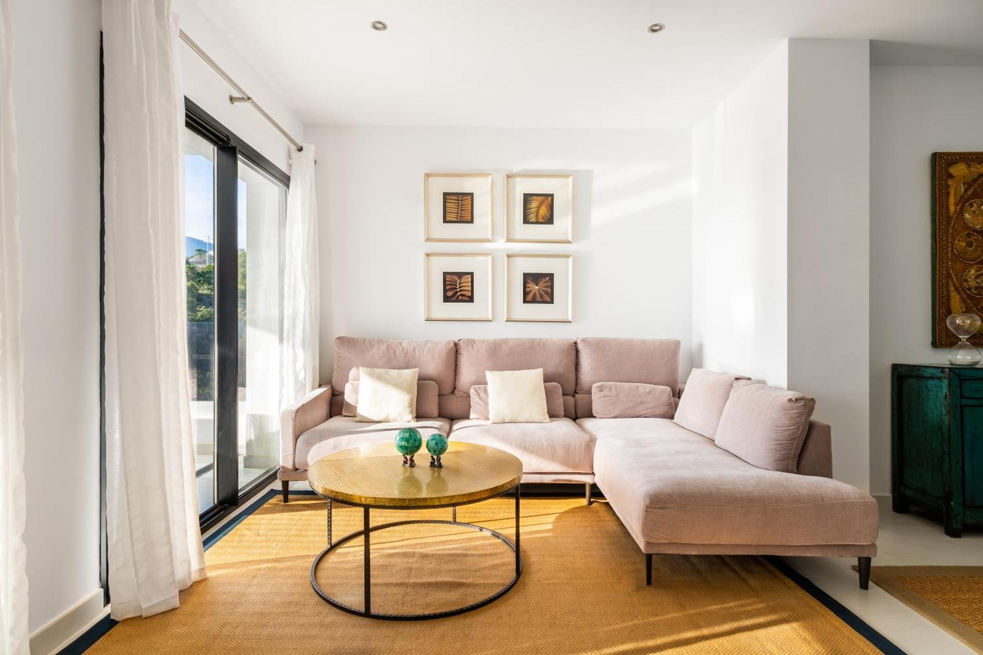 Luxury 2 Bedroom *