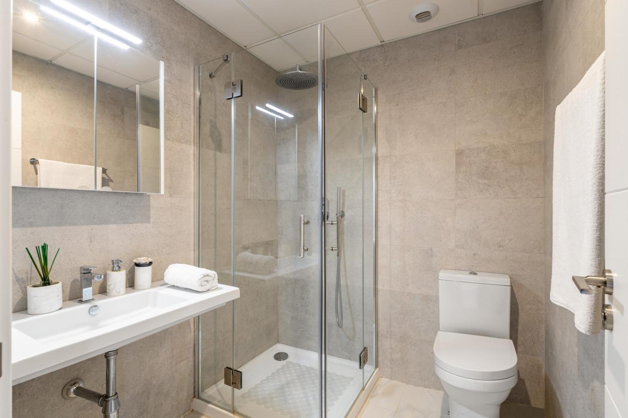 Luxury 2 Bedroom Apartment *