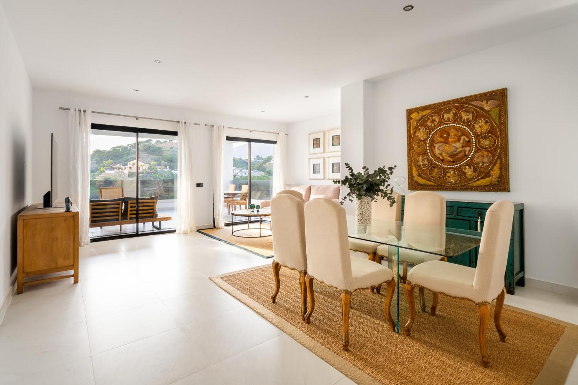Luxury 2 Bedroom Apartment *