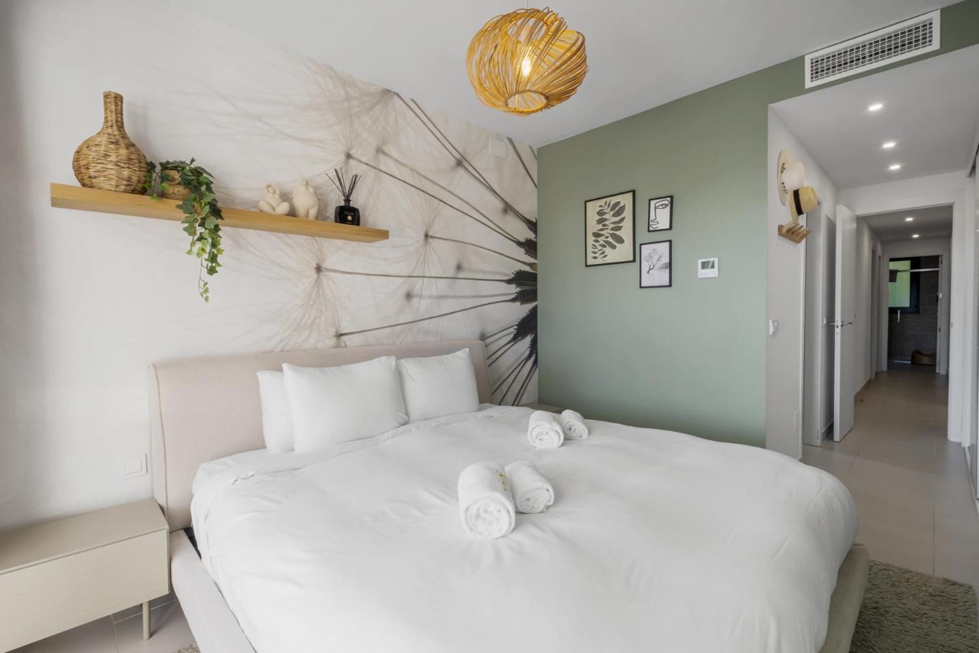 Vivi Homes - Sublime Close To The Beach, Garden, Pool & Hot Tub Apartment *