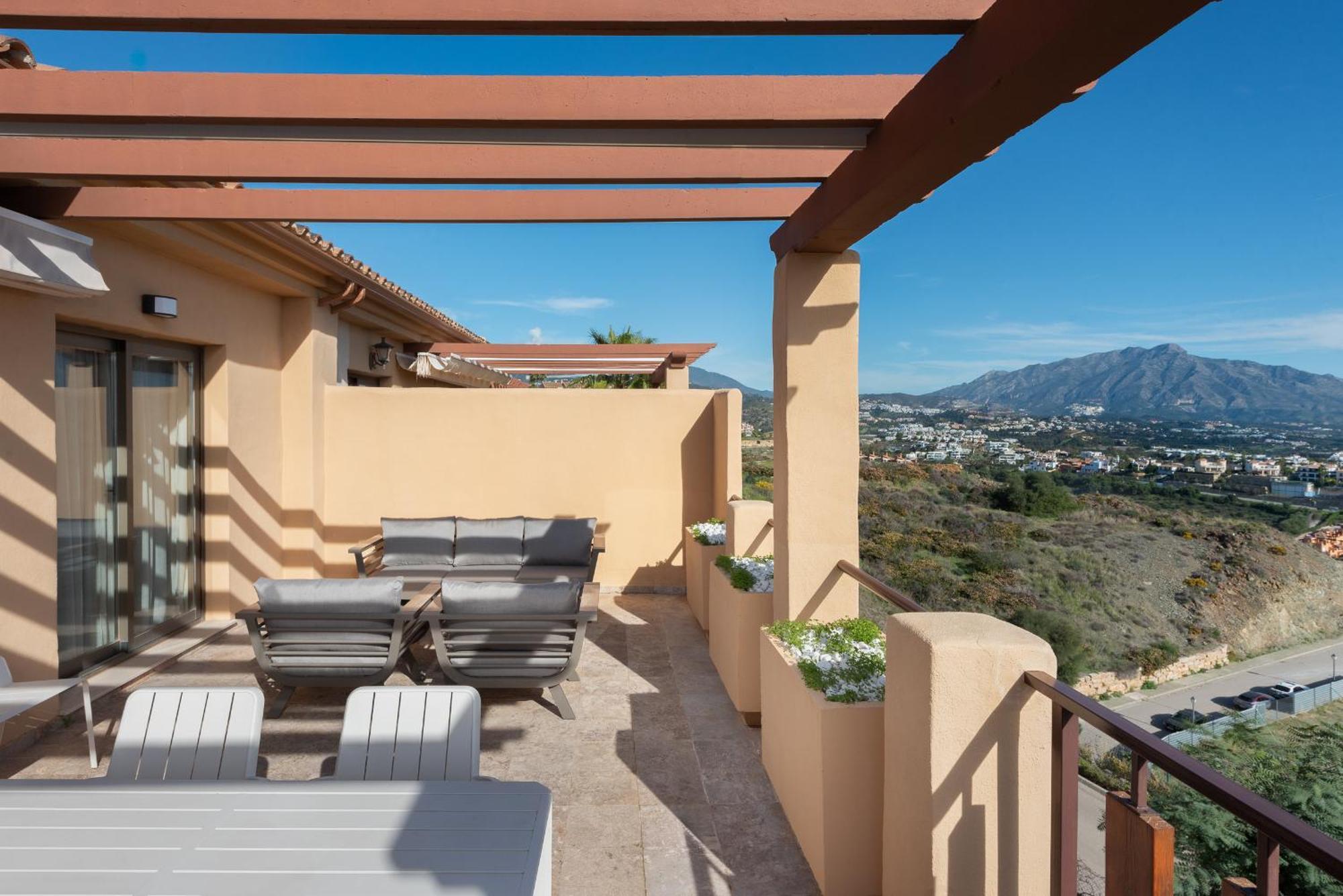 2-bedroom Penthouse With Panoramic Scenery Apartment
