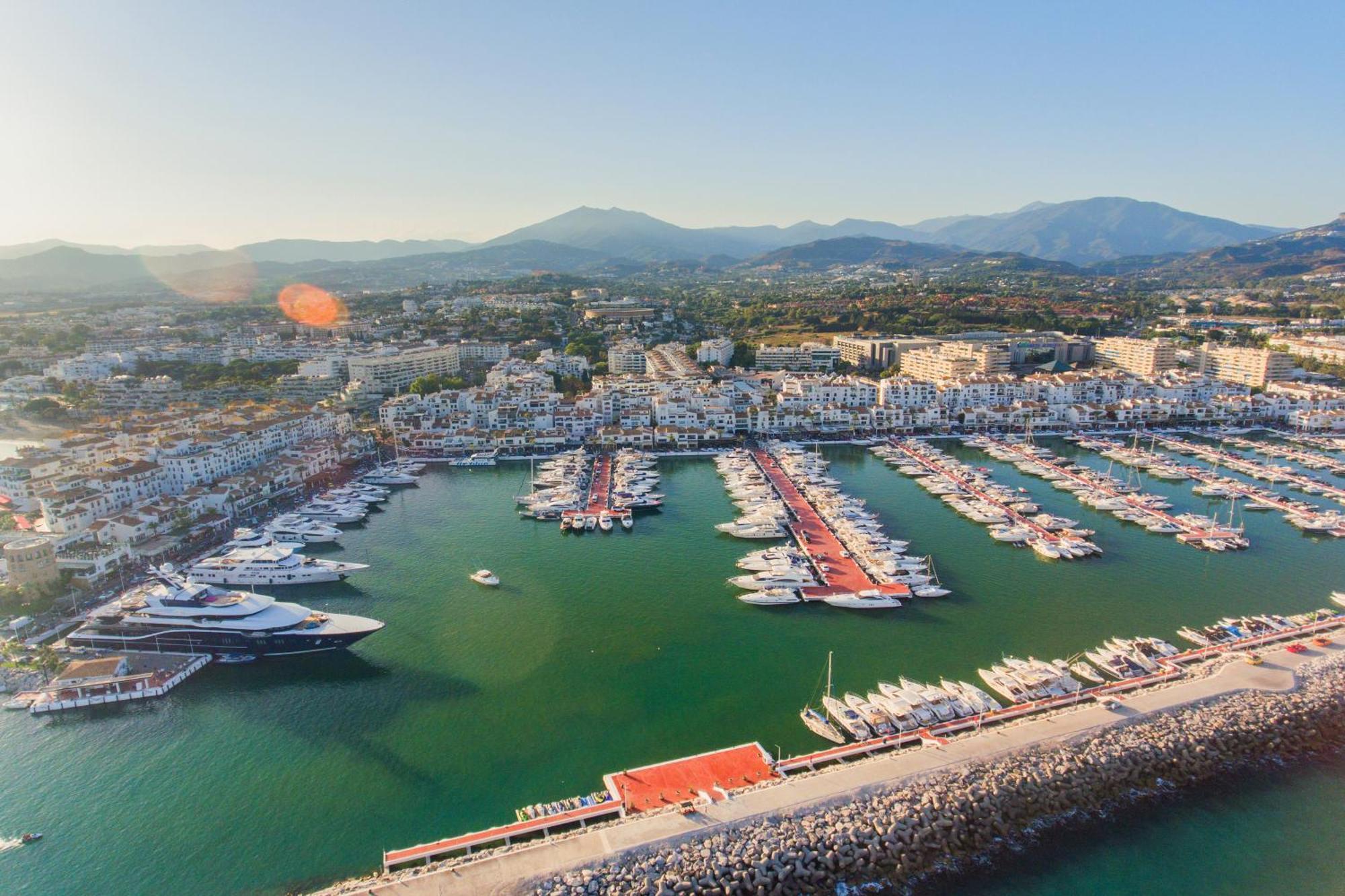 Luxe Golf & Family House Escape - Happy Apartment Estepona