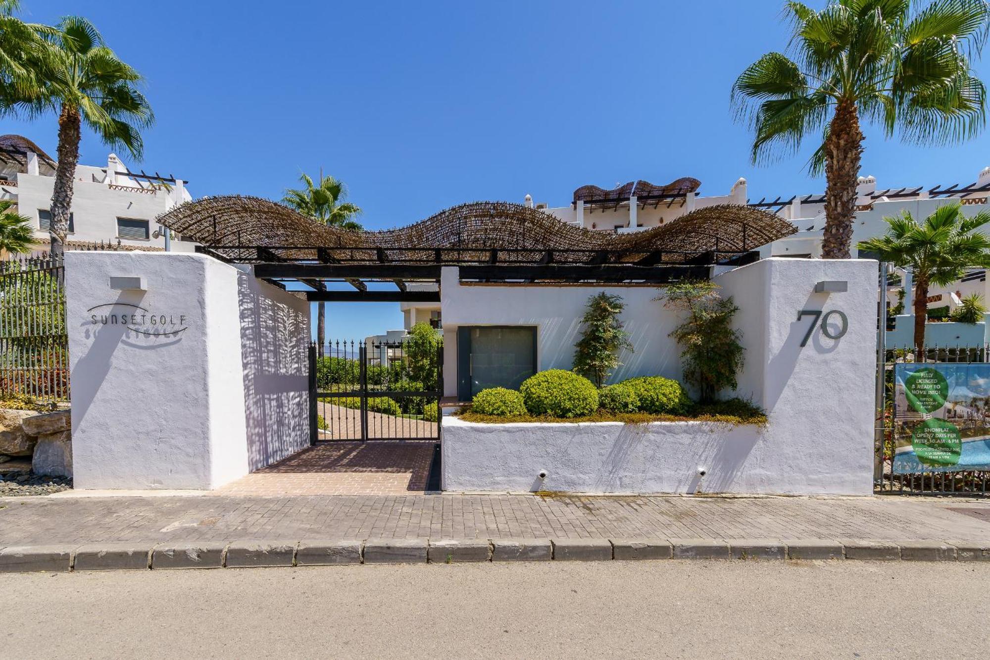 Luxe Golf & Family House Escape - Happy Estepona