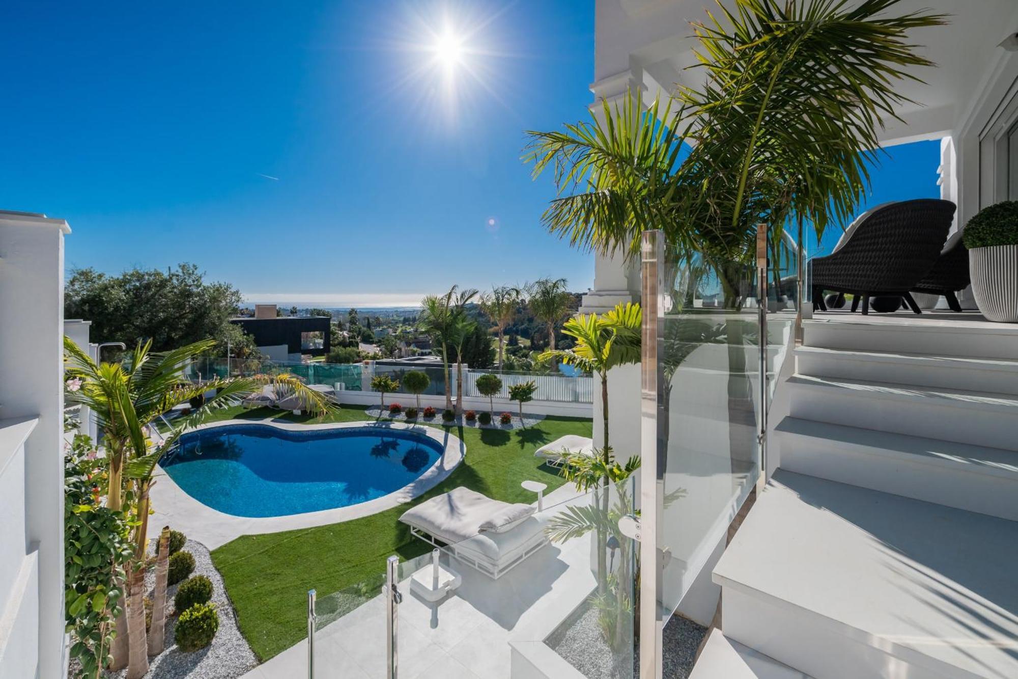 About Estrella De Oro Estepona
