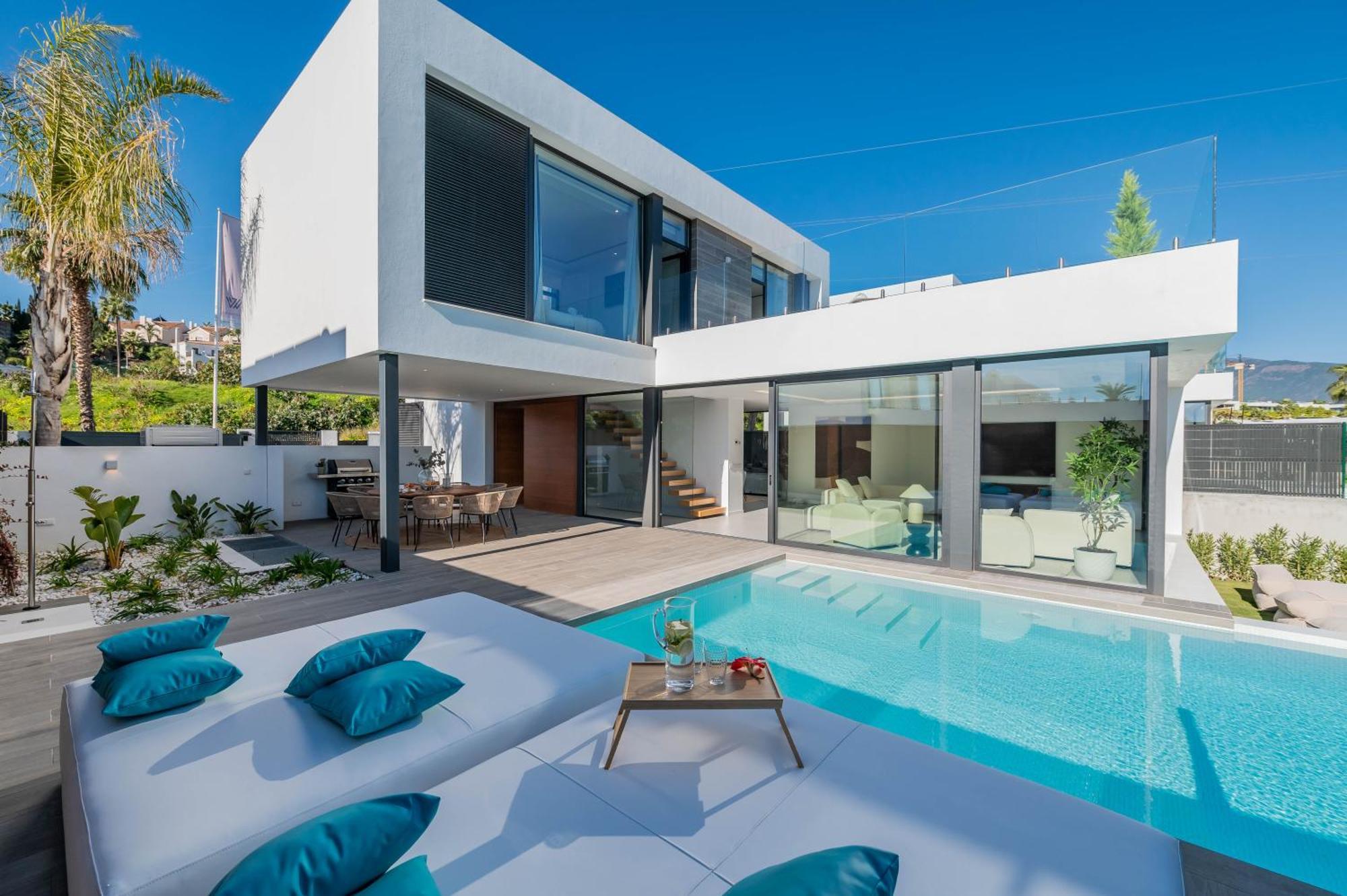Villa Vacation Marbella I Chic, Cutting-edge Amenities, Private Heated Infinity Pool, Golf Front Location, Cinema