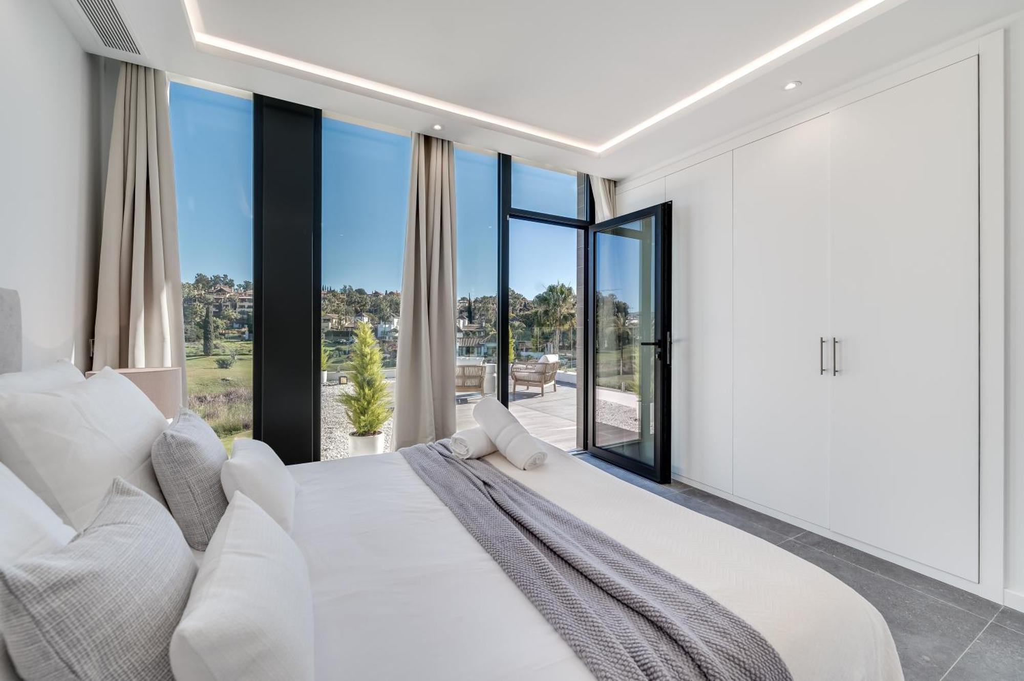 Vacation Marbella I Chic, Cutting-edge Amenities, Private Heated Infinity Pool, Golf Front Location, Cinema Villa *