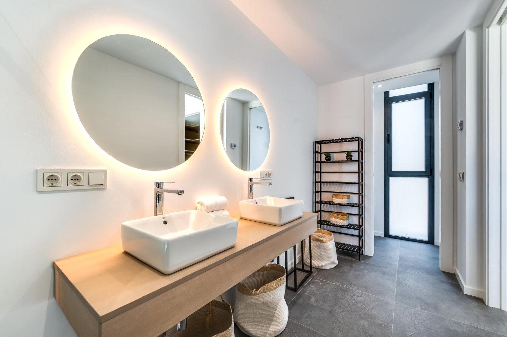 Vacation Marbella I Chic, Cutting-edge Amenities, Private Heated Infinity Pool, Golf Front Location, Cinema Villa Estepona