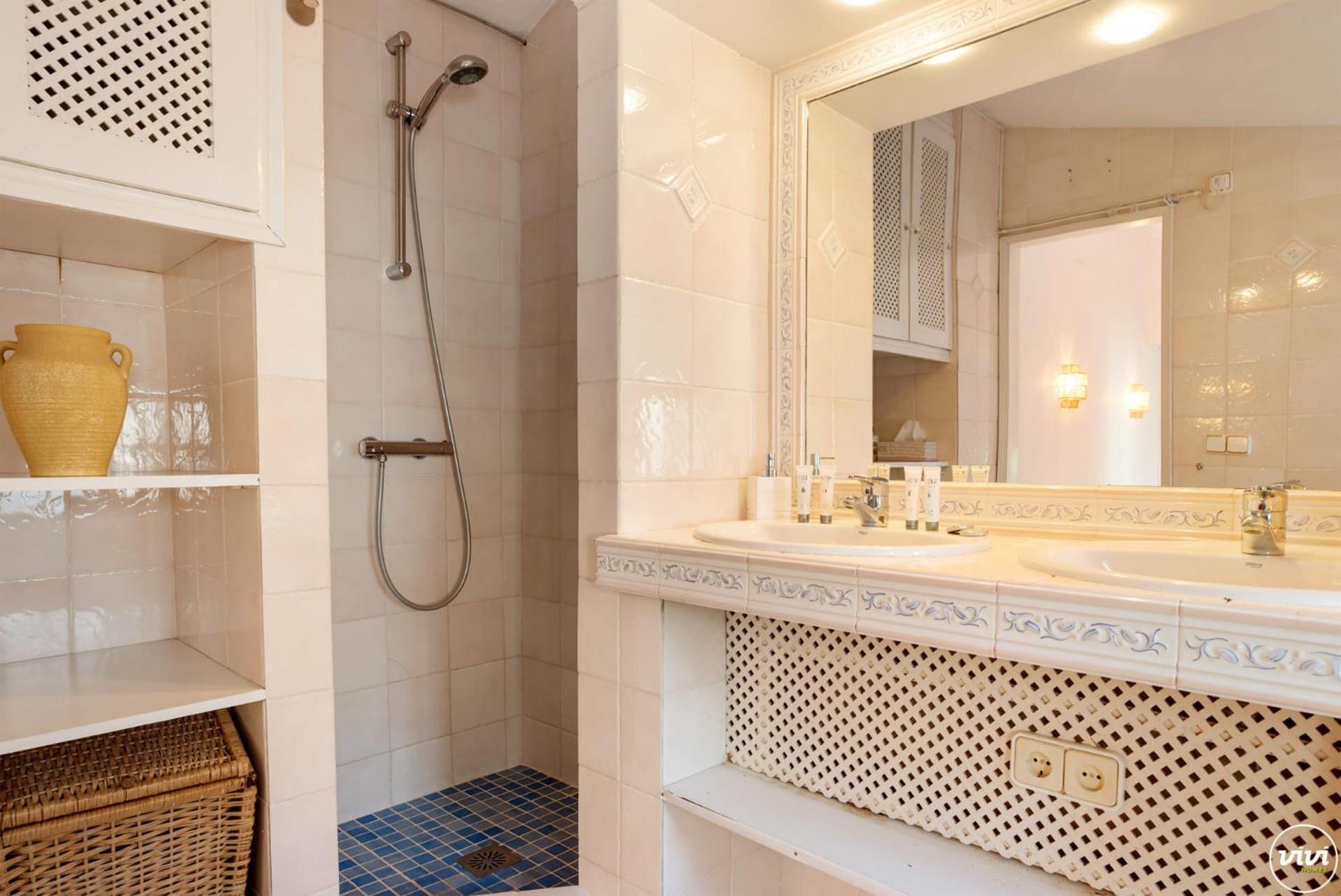 Vivi Homes - Casa Blanca Villa